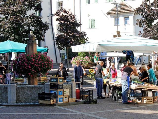 wöchentlicher Bauernmarkt auf dem Rathausplatz