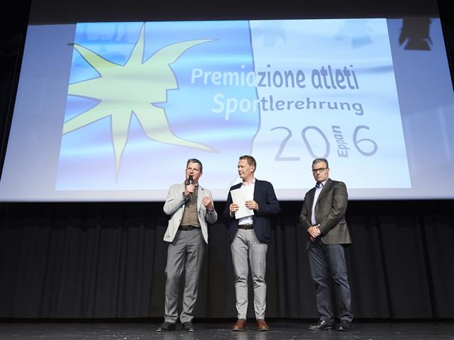 1 BM Wilfried Trettl bei der Begrüßung mit Moderator Markus Frings und Sportreferent Massimo Cleva